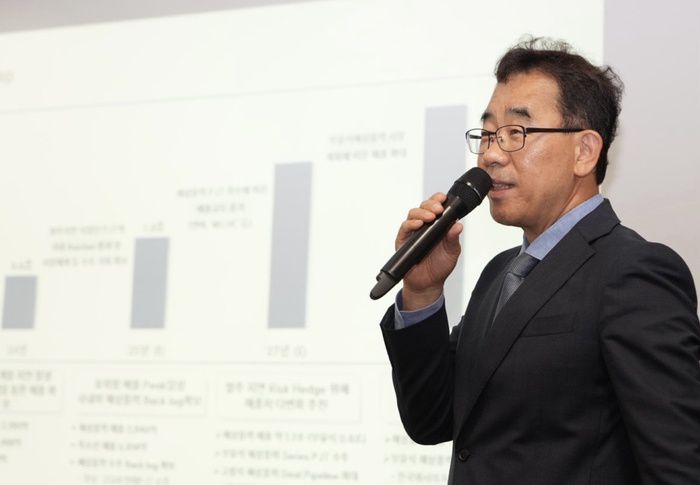 이승철 SK오션플랜트 대표이사가 여의도 미래에셋증권에서 열린 CEO 기업설명회에서 사업계획을 설명하고 있다.