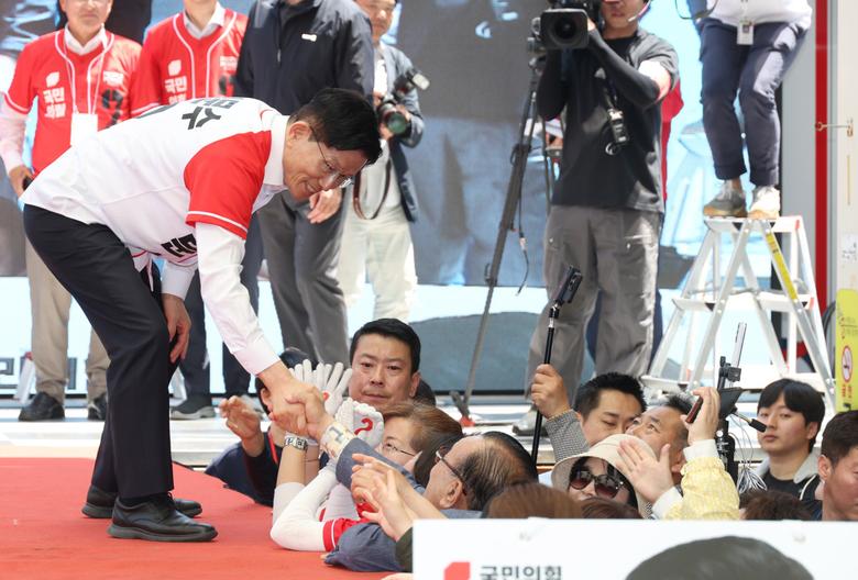 김문수 국민의힘 대선 후보가 13일 울산 남구 뉴코아아울렛 앞에서 유세를 마친 뒤 지지자들과 인사하고 있다.