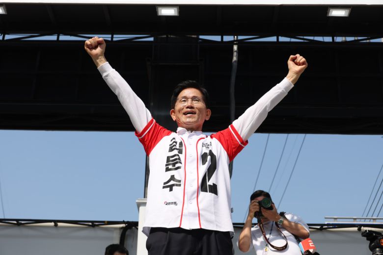 국민의힘 김문수 대선 후보가 14일 경남 진주시 진주광미사거리에서 유세를 하고 있다.