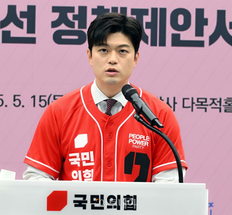 김용태 국민의힘 공동선거대책위원장이 15일 서울 여의도 국민의힘 중앙당사에서 열린 대한민국교원조합 제21대 대선 정책제안서 전달식에서 인사말을 하고 있다. 조현호 기자 hyunho@