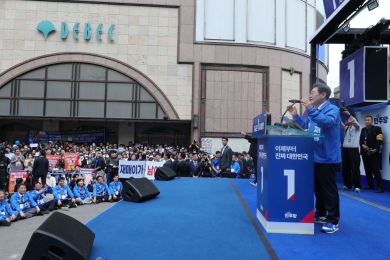 더불어민주당 이재명 대선 후보가 13일 '보수의 심장'이라고 불리는 대구광역시의 동성로 거리에서 집중 유세를 하고 있다.