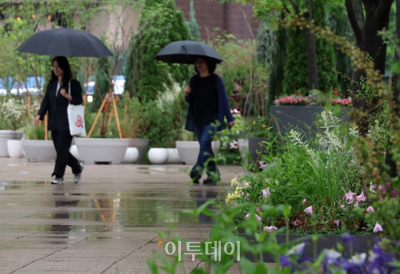 서울을 비롯한 중부지방에 소나기가 내리는 16일 서울 중구 서울광장 인근에 우산을 쓴 시민들이 발걸음을 재촉하고 있다. 고이란 기자 photoeran@