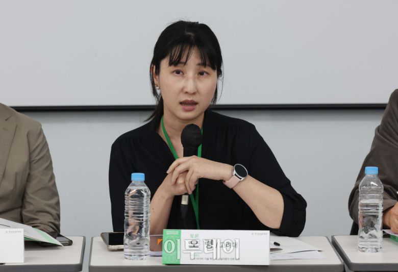 17일 서울 서대문구 이화여대에서 열린 한국언론학회 ‘2025 봄철 정기학술대회’ 이투데이 특별세선 ‘AI와 미디어: 기술 혁신 속 저널리즘의 신뢰 회복’에서 오령 고려대 정보문화연구소 연구원이 발언하고 있다. 이번 언론학회 학술대회는 ‘회복(恢復): 갈등의 시대, 언론(학)의 역할’을 대주제로, 복합적인 사회 갈등 상황 속 언론과 언론학의 책임을 다각도로 조망한다. 이번 대회는 문화·젠더, 정치 커뮤니케이션, 저널리즘, 방송과 뉴미디어, 언론법제윤리, 커뮤니케이션 철학과 사상 등 총 40여 개의 연구회 세션과 특별세션, 기획세션 등으로 구성됐다. 신태현 기자 holjjak@