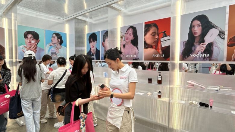 16일 무신사 뷰티 페스타 팝업 스토어에서 방문객들이 '추구미 테스트'를 진행하고 있다.