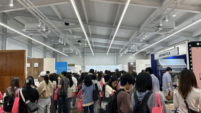 무신사 뷰티 페스타 팝업 스토어의 넥스트 뷰티존이 북적북적한 모습.