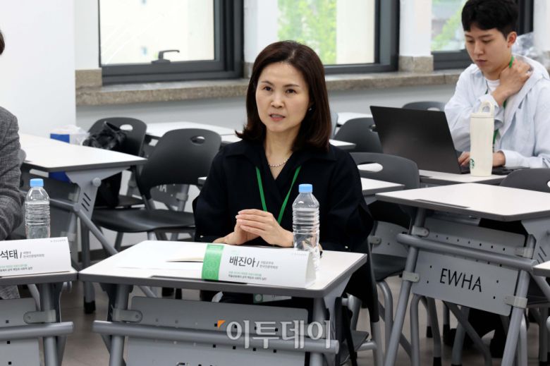 17일 서울 서대문구 이화여대에서 열린 한국언론학회 ‘2025 봄철 정기학술대회’의 언론·미디어 학회장 라운드테이블 ‘학술공동체의 공적 책임과 사회적 실천’에서 배진아 한국언론학회장이 발언하고 있다. 이번 언론학회 학술대회는 ‘회복(恢復): 갈등의 시대, 언론(학)의 역할’을 대주제로, 복합적인 사회 갈등 상황 속 언론과 언론학의 책임을 다각도로 조망한다. 이번 대회는 문화·젠더, 정치 커뮤니케이션, 저널리즘, 방송과 뉴미디어, 언론법제윤리, 커뮤니케이션 철학과 사상 등 총 40여 개의 연구회 세션과 특별세션, 기획세션 등으로 구성됐다. 신태현 기자 holjjak@