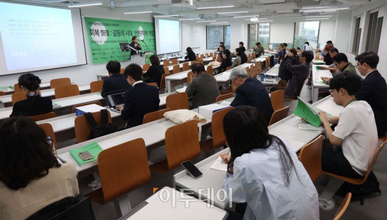 17일 서울 서대문구 이화여대에서 열린 한국언론학회 ‘2025 봄철 정기학술대회’에서 최영재 한림대 교수가 ‘권력, 시장, 기술 포획된 한국정치, 언론, 군중: 의로운 한국언론 규범 역사의 복원’을 주제로 발제하고 있다. 이번 언론학회 학술대회는 ‘회복(恢復): 갈등의 시대, 언론(학)의 역할’을 대주제로, 복합적인 사회 갈등 상황 속 언론과 언론학의 책임을 다각도로 조망한다. 이번 대회는 문화·젠더, 정치 커뮤니케이션, 저널리즘, 방송과 뉴미디어, 언론법제윤리, 커뮤니케이션 철학과 사상 등 총 40여 개의 연구회 세션과 특별세션, 기획세션 등으로 구성됐다. 신태현 기자 holjjak@