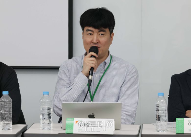 17일 서울 서대문구 이화여대에서 열린 한국언론학회 ‘2025 봄철 정기학술대회’ 이투데이 특별세선 ‘AI와 미디어: 기술 혁신 속 저널리즘의 신뢰 회복’에서 유재성 미국 위스콘신대 교수가 발언하고 있다. 이번 언론학회 학술대회는 ‘회복(恢復): 갈등의 시대, 언론(학)의 역할’을 대주제로, 복합적인 사회 갈등 상황 속 언론과 언론학의 책임을 다각도로 조망한다. 이번 대회는 문화·젠더, 정치 커뮤니케이션, 저널리즘, 방송과 뉴미디어, 언론법제윤리, 커뮤니케이션 철학과 사상 등 총 40여 개의 연구회 세션과 특별세션, 기획세션 등으로 구성됐다. 신태현 기자 holjjak@