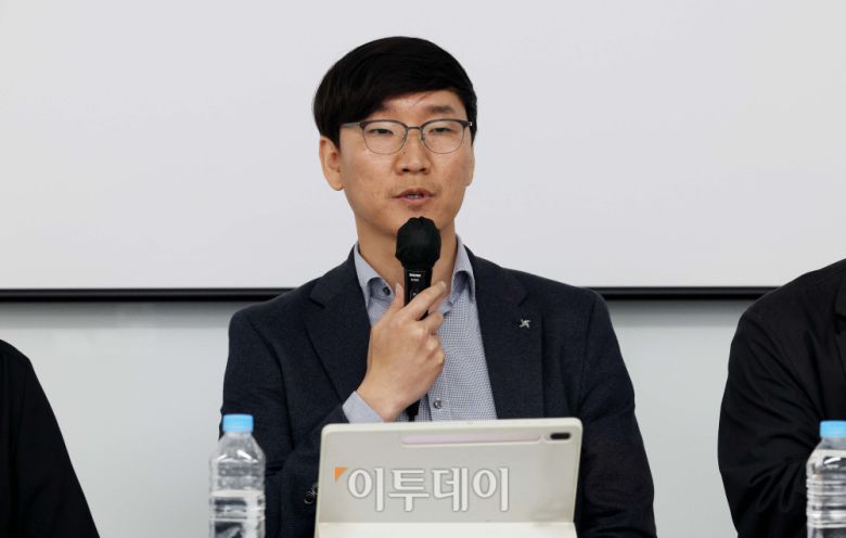 17일 서울 서대문구 이화여대에서 열린 한국언론학회 ‘2025 봄철 정기학술대회’ 이투데이 특별세선 ‘AI와 미디어: 기술 혁신 속 저널리즘의 신뢰 회복’에서 이현우 한국언론진흥재단 연구위원이 발언하고 있다. 이번 언론학회 학술대회는 ‘회복(恢復): 갈등의 시대, 언론(학)의 역할’을 대주제로, 복합적인 사회 갈등 상황 속 언론과 언론학의 책임을 다각도로 조망한다. 이번 대회는 문화·젠더, 정치 커뮤니케이션, 저널리즘, 방송과 뉴미디어, 언론법제윤리, 커뮤니케이션 철학과 사상 등 총 40여 개의 연구회 세션과 특별세션, 기획세션 등으로 구성됐다. 신태현 기자 holjjak@