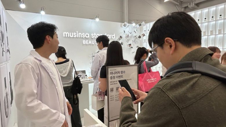 무신사 뷰티 페스타 팝업 스토어에서 방문객들이 QR코드를 찍고 있다.