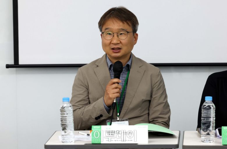 17일 서울 서대문구 이화여대에서 열린 한국언론학회 ‘2025 봄철 정기학술대회’ 이투데이 특별세선 ‘AI와 미디어: 기술 혁신 속 저널리즘의 신뢰 회복’에서 박한우 영남대 교수가 발언하고 있다. 이번 언론학회 학술대회는 ‘회복(恢復): 갈등의 시대, 언론(학)의 역할’을 대주제로, 복합적인 사회 갈등 상황 속 언론과 언론학의 책임을 다각도로 조망한다. 이번 대회는 문화·젠더, 정치 커뮤니케이션, 저널리즘, 방송과 뉴미디어, 언론법제윤리, 커뮤니케이션 철학과 사상 등 총 40여 개의 연구회 세션과 특별세션, 기획세션 등으로 구성됐다. 신태현 기자 holjjak@