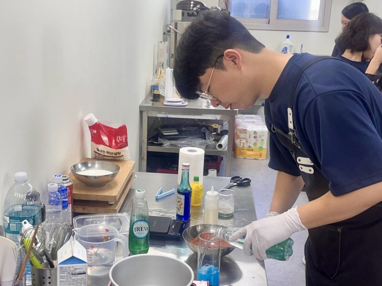 경희대 조리외식경영학과 4학년에 재학 중인 홍성현 씨가 제주도 내 카페에서 실제 판매될 음료를 제조 중이다.