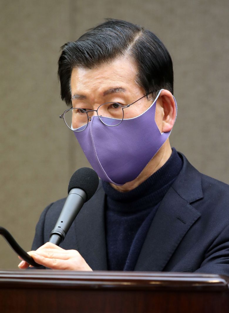 '굿바이, 이재명' 저자 장영하 변호사가 지난달 서울 중구 프레스센터에서 수원구치소에 수감된 국제마피아파 박철민 씨에 대한 압수수색 및 이재명 전 대선 후보의 의혹 관련 기자회견을 하고 있다.