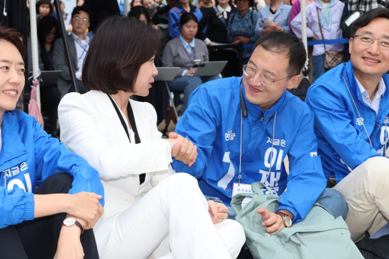 허은아 전 개혁신당 대표와 국민의힘을 탈당해 더불어민주당에 입당한 김상욱 의원이 19일 서울 영등포구 타임스퀘어에서 열린 더불어민주당 이재명 대선 후보 유세에서 악수하고 있다.