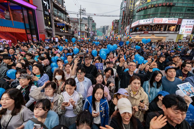 이재명 더불어민주당 후보의 유세가 열리는 19일 오후 서울 마포구 상상마당 앞에 지지자들이 모여 환호하고 있다. 신태현 기자 holjjak@