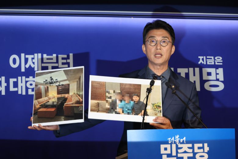 더불어민주당 노종면 선대위 대변인이 19일 서울 여의도 당사에서 "윤석열 전 대통령의 내란 혐의 사건 재판장인 지귀연 서울중앙지법 부장판사가 유흥업소에서 접대받았다"라는 의혹을 제기하며 관련 사진을 공개하고 있다.