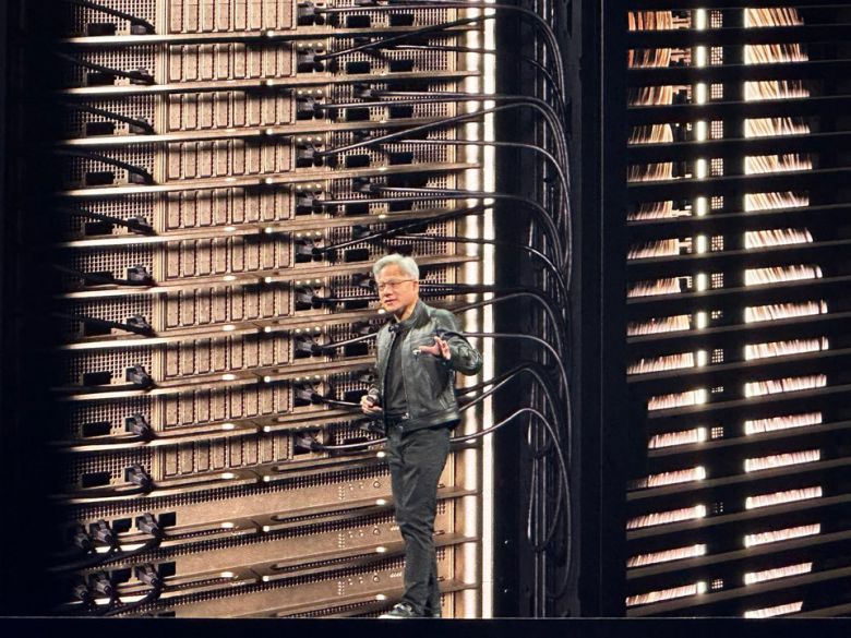 젠슨 황 엔비디아 최고경영자(CEO)가 아시아 최대 정보기술(IT) 박람회 ‘컴퓨텍스 2025’ 개막 하루 전인 19일(현지시간) 대만 뮤직센터 기조연설을 통해 차기 제품 출시 계획과 로드맵, 공급망 등을 공개했다.