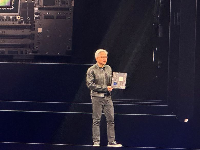 젠슨 황 엔비디아 최고경영자(CEO)가 아시아 최대 정보기술(IT) 박람회 ‘컴퓨텍스 2025’ 개막 하루 전인 19일(현지시간) 대만 뮤직센터 기조연설을 통해 차기 제품 출시 계획과 로드맵, 공급망 등을 공개했다.