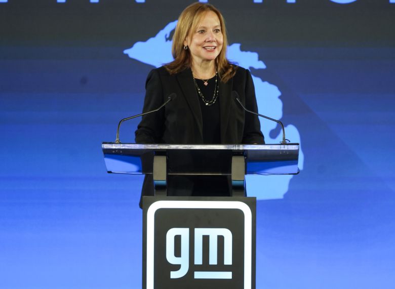 2022년 1월 메리 바라 GM 최고경영자(CEO)가 미국 미시간주 랜싱에서 기자 회견에 나서고 있다. 당시 GM은 회사 역사상 최대 규모의 투자를 단행, 전기 픽업트럭 생산을 위한 공장 전환과 새로운 배터리 셀 공장 건설을 공언했다. 당시 발표된 투자 규모만 70억 달러(약 9조8000억 원)에 달했다. 랜싱(미국)/AP뉴시스