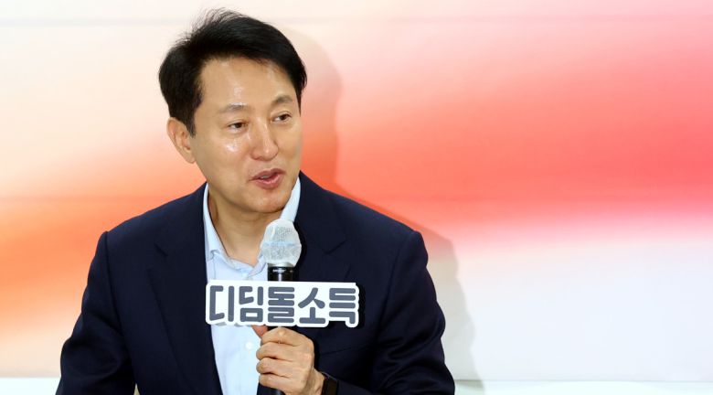 오세훈 서울시장이 4월 10일 서울 마포구 서울시 복지재단 커뮤니티홀에서 열린 디딤돌소득 가구 간담회에서 참석자들과 이야기를 나누고 있다.