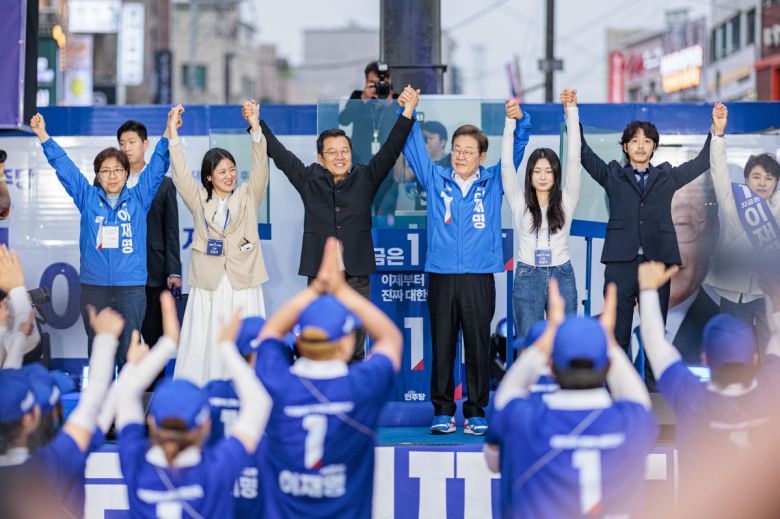 이재명 더불어민주당 대선 후보가 19일 서울 마포구 홍익대인근에서 열린 유세에서 배우 이기영 등과 손을 잡고 시민들에게 지지를 호소하고 있다. 신태현 기자 holjjak@