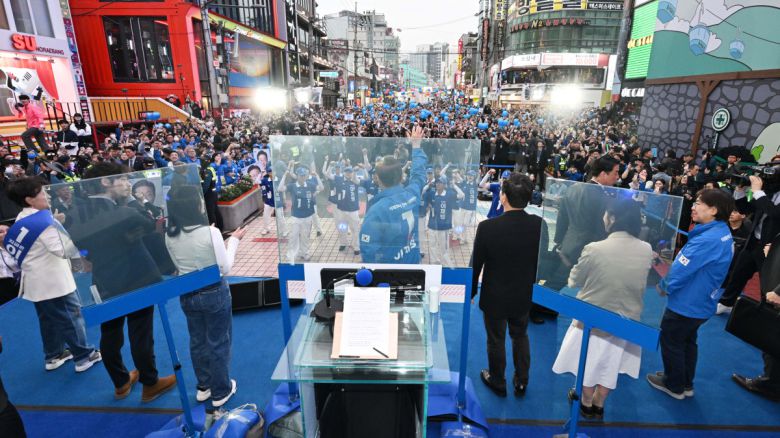 이재명 더불어민주당 대선 후보가 19일 서울 마포구 홍익대인근에서 열린 유세에서 시민들에게 지지를 호소하고 있다. 신태현 기자 holjjak@