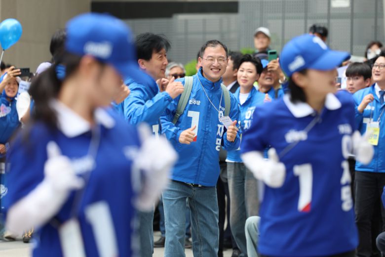 더불어민주당에 입당한 김상욱 의원이 19일 서울 용산역광장에서 열린 더불어민주당 이재명 대선 후보의 집중유세에서 유세 활동을 하고 있다.