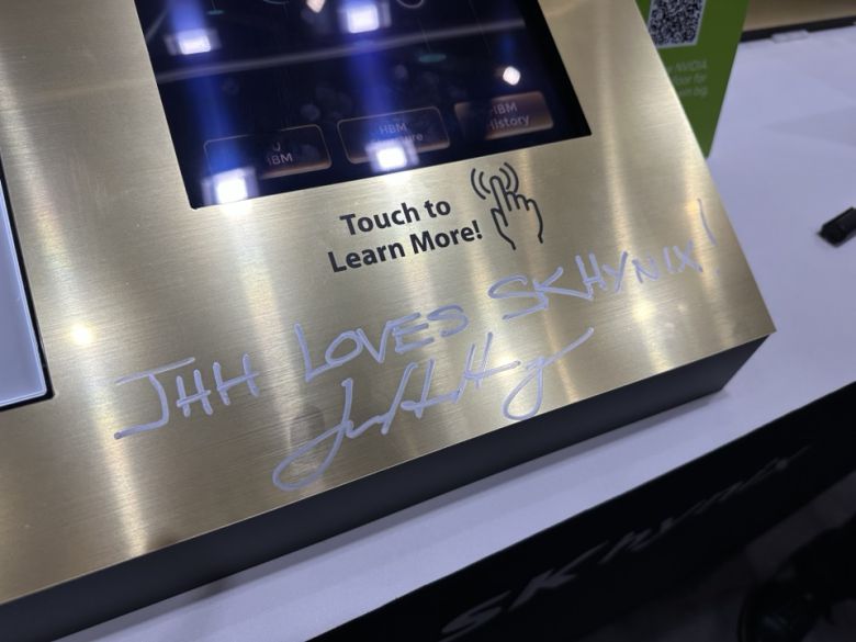 젠슨 황 엔비디아 최고경영자(CEO)가 20일(현지시간) 대만 타이베이에서 개막한 아시아 최대 정보기술(IT) 박람회 ‘컴퓨텍스 2025’에서 SK하이닉스 전시관을 방문했다. 사진은 그가 남긴 친필 서명.