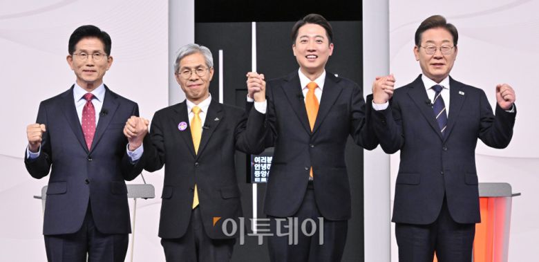 18일 서울 마포구 SBS프리즘타워에서 열린 중앙선거방송토론위원회 주관 제21대 대통령선거 후보자토론회에서 각 정당 대선 후보들이 선전을 다짐하고 있다. 왼쪽부터 국민의힘 김문수, 민주노동당 권영국, 개혁신당 이준석, 더불어민주당 이재명 대선후보. 사진=조현호 기자 hyunho@