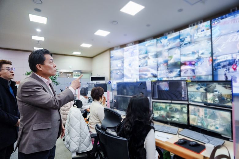 수원특례시장 이재준이 교통 통제센터에서 열리는 2025 수원 ITS 아태총회를 준비하며 전문가들과 교통 시스템의 발전을 논의하고 있다.