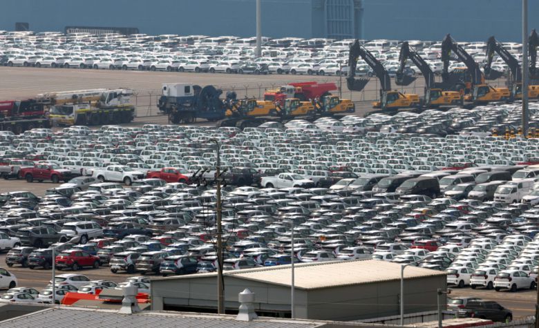 미국의 ‘상호관세’ 발표를 하루 앞둔 2일 경기 평택항에 수출용 차량이 세워져 있다. 도널드 트럼프 미국 대통령은 한국시각 3일 오전 5시(현지시각 2일 오후 4시) 전세계 각국을 상대로 즉시발효를 전제로 한 상호관세를 발표한다. 우리 수출에서 가장 많은 비중을 차지하는 미국 시장에 큰 장벽이 생기는 셈이다. 이미 품목별 관세가 부과됐거나 예정된 자동차, 철강재 등은 예고된 이중관세에 우려가 나오고 있다. 신태현 기자 holjjak@