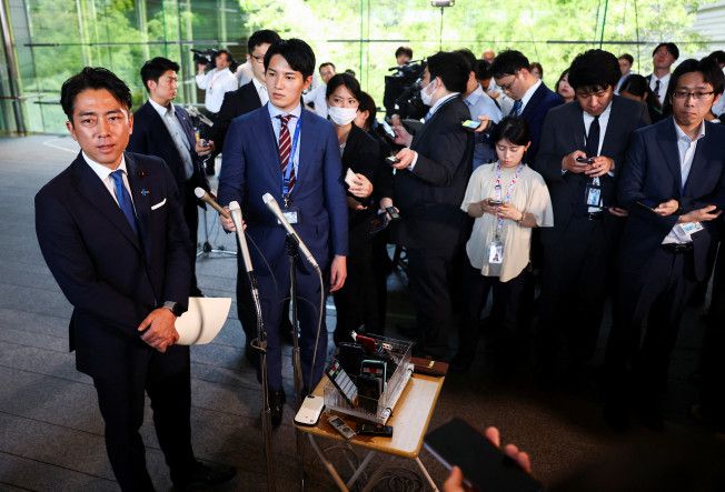 에토 다쿠 농림수산상 후임으로 지명된 고이즈미 신지로 전 환경상이 21일 이시바 시게루 일본 총리 관저에서 이시바 총리와 회담 후 나와 취재진의 물음에 답하고 있다. 도쿄/로이터연합뉴스