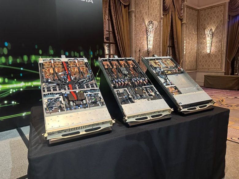 젠슨 황 엔비디아 최고경영자(CEO)가 21일(현지시간) 오전 대만 타이베이 만다린 오리엔탈 호텔에서 글로벌 취재진을 대상으로 미디어 간담회를 진행한다. 사진은 행사장에 전시된 인공지능(AI) 그래픽처리장치(GPU) GB300과 GB300리퀴드 쿨링, GB300 스위치 보드 제품.