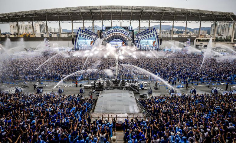 [인천=뉴시스] 정병혁 기자 = 가수 싸이가 17일 인천 서구 인천아시아드주경기장에서 열린 흠뻑쇼에서 공연을 펼치고 있다. 2024.08.17. jhope@newsis.com