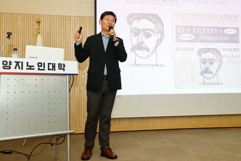 이상일 용인특례시장이 21일 양지노인대학에서 인문학 강연을 진행하고 있다.