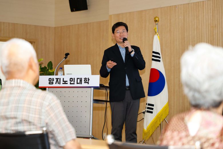 이상일 용인특례시장이 21일 처인구 양지면 양지노인대학에서 수강생들을 대상으로 '인간의 상상력과 그림의 세계'를 주제로 특별 강연을 진행하고 있다.