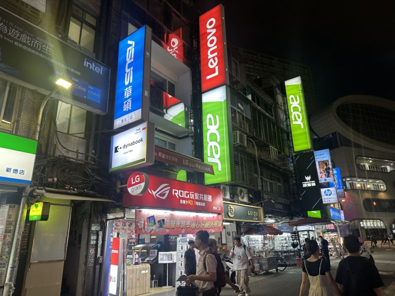 아시아 최대 정보기술(IT) 박람회 마지막 날인 22일(현지시간) 대만의 ‘용산 전자상가’로 불리는 대만 타이베이 광화 디지털 플라자와 주변 일대를 찾았다. 사진은 근처 거리의 모습으로 ‘LG Gram(LG그램)’ 간판을 찾아볼 수 있다.