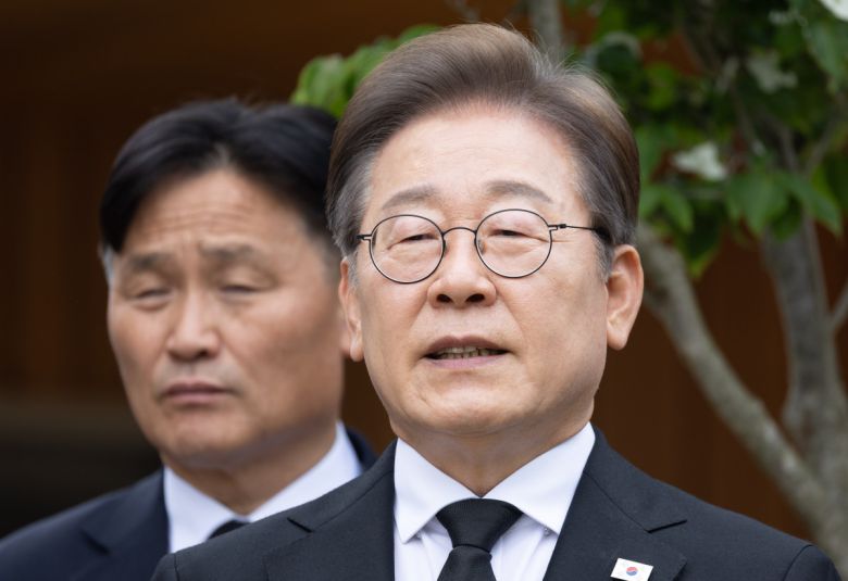 이재명 더불어민주당 대선후보가 고 노무현 전 대통령 16주기인 23일 경남 김해시 진영읍 봉하마을을 찾아 노 전 대통령 사저 앞에서 백브리핑을 하고 있다. (공동취재)