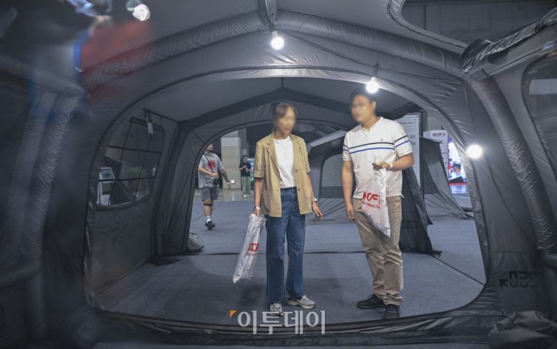 23일 경기 고양시 킨텍스에서 열린 2025 국제아웃도어캠핑&레포츠페스티벌(2025 GOCAF)을 찾은 관람객들이 캠핑용품을 살펴보고 있다. 텐트, 침낭, 랜턴 등 캠핑 장비와 차박, 캠핑카 등 캠핑 관련 품목, 레저스포츠, 낚시 등 레포츠 물품을 한 자리 전시한 GOCAF는 이날부터 25일까지 사흘간 열린다. 조현호 기자 hyunho@