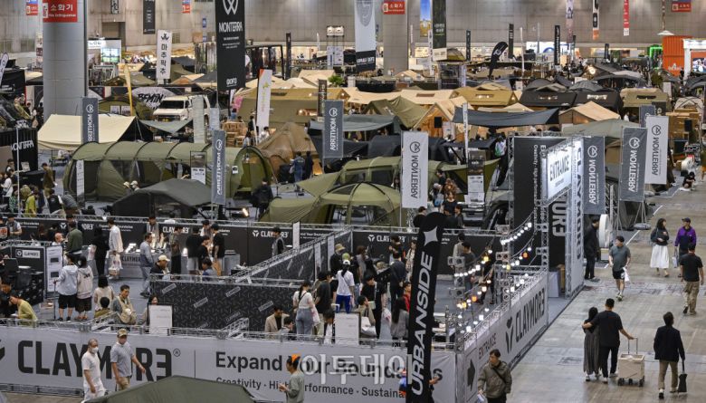 23일 경기 고양시 킨텍스에서 열린 2025 국제아웃도어캠핑&레포츠페스티벌(2025 GOCAF)을 찾은 관람객들이 캠핑용품을 살펴보고 있다. 텐트, 침낭, 랜턴 등 캠핑 장비와 차박, 캠핑카 등 캠핑 관련 품목, 레저스포츠, 낚시 등 레포츠 물품을 한 자리 전시한 GOCAF는 이날부터 25일까지 사흘간 열린다. 조현호 기자 hyunho@