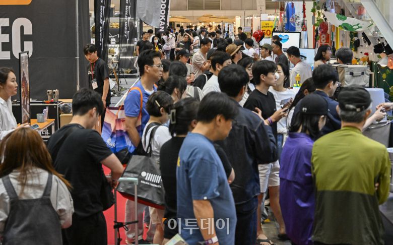 23일 경기 고양시 킨텍스에서 열린 2025 국제아웃도어캠핑&레포츠페스티벌(2025 GOCAF)을 찾은 관람객들이 캠핑용품을 살펴보고 있다. 텐트, 침낭, 랜턴 등 캠핑 장비와 차박, 캠핑카 등 캠핑 관련 품목, 레저스포츠, 낚시 등 레포츠 물품을 한 자리 전시한 GOCAF는 이날부터 25일까지 사흘간 열린다. 조현호 기자 hyunho@