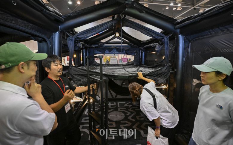 23일 경기 고양시 킨텍스에서 열린 2025 국제아웃도어캠핑&레포츠페스티벌(2025 GOCAF)을 찾은 관람객들이 캠핑용품을 살펴보고 있다. 텐트, 침낭, 랜턴 등 캠핑 장비와 차박, 캠핑카 등 캠핑 관련 품목, 레저스포츠, 낚시 등 레포츠 물품을 한 자리 전시한 GOCAF는 이날부터 25일까지 사흘간 열린다. 조현호 기자 hyunho@