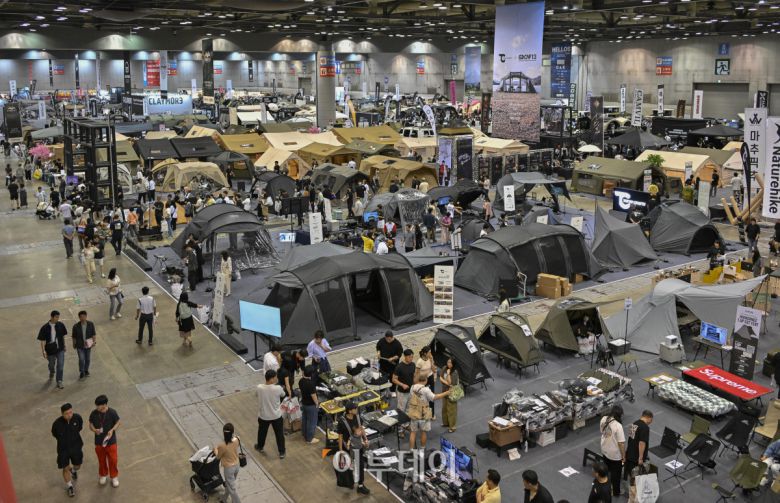 23일 경기 고양시 킨텍스에서 열린 2025 국제아웃도어캠핑&레포츠페스티벌(2025 GOCAF)을 찾은 관람객들이 캠핑용품을 살펴보고 있다. 텐트, 침낭, 랜턴 등 캠핑 장비와 차박, 캠핑카 등 캠핑 관련 품목, 레저스포츠, 낚시 등 레포츠 물품을 한 자리 전시한 GOCAF는 이날부터 25일까지 사흘간 열린다. 조현호 기자 hyunho@