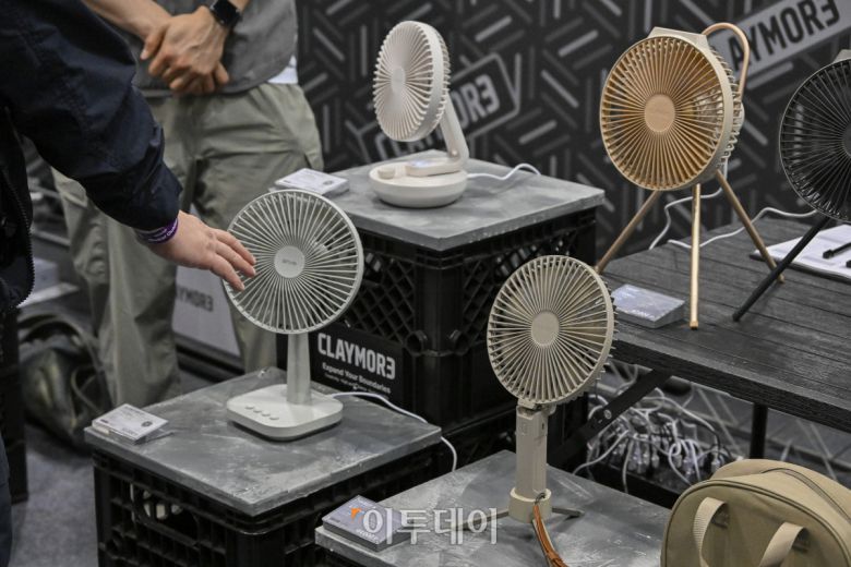 23일 경기 고양시 킨텍스에서 열린 2025 국제아웃도어캠핑&레포츠페스티벌(2025 GOCAF)을 찾은 관람객들이 캠핑용품을 살펴보고 있다. 텐트, 침낭, 랜턴 등 캠핑 장비와 차박, 캠핑카 등 캠핑 관련 품목, 레저스포츠, 낚시 등 레포츠 물품을 한 자리 전시한 GOCAF는 이날부터 25일까지 사흘간 열린다. 조현호 기자 hyunho@