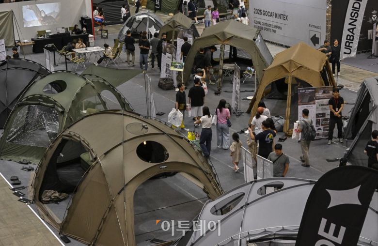 23일 경기 고양시 킨텍스에서 열린 2025 국제아웃도어캠핑&레포츠페스티벌(2025 GOCAF)을 찾은 관람객들이 캠핑용품을 살펴보고 있다. 텐트, 침낭, 랜턴 등 캠핑 장비와 차박, 캠핑카 등 캠핑 관련 품목, 레저스포츠, 낚시 등 레포츠 물품을 한 자리 전시한 GOCAF는 이날부터 25일까지 사흘간 열린다. 조현호 기자 hyunho@