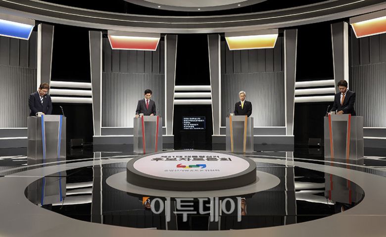 23일 서울 영등포구 여의도 KBS 스튜디오에서 열린 중앙선거방송토론위원회 주관 제21대 대통령선거 후보자 토론회에 앞서 더불어민주당 이재명(왼쪽부터), 국민의힘 김문수, 민주노동당 권영국, 개혁신당 이준석 대선후보가 토론 준비를 하고 있다. 국회사진기자단 2025.05.23