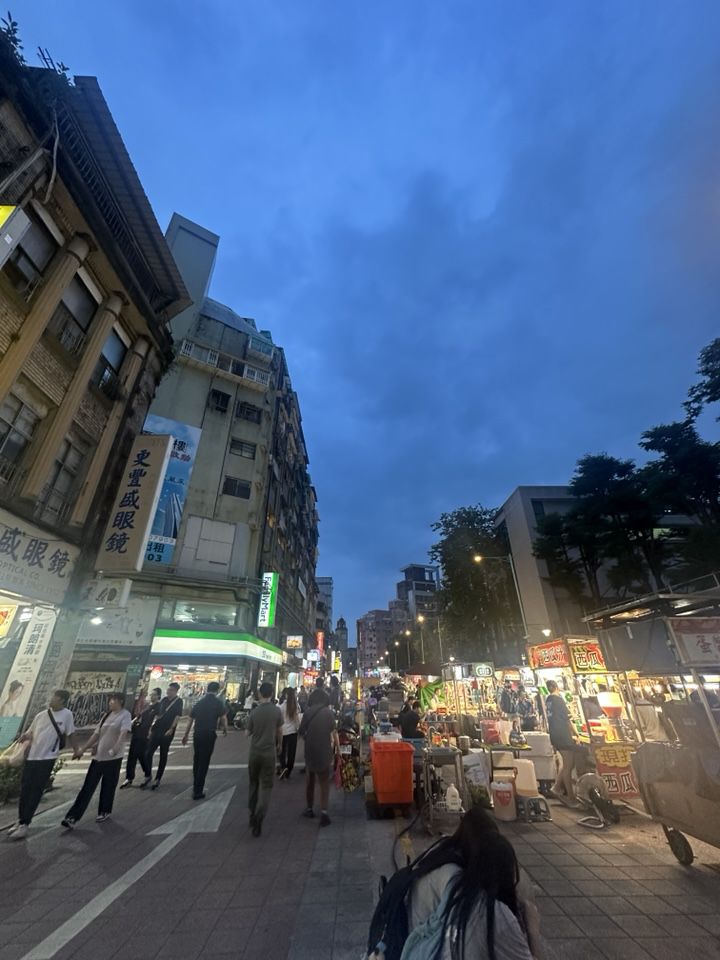 대만 타이베이 닝샤 야시장 거리 모습.