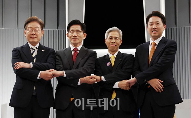 23일 서울 영등포구 KBS본관 스튜디오에서 열린 중앙선거방송토론위원회 주관 제21대 대통령선거 2차 후보자토론회 시작에 앞서 각 정당 대선 후보들이 기념촬영을 하고 있다. (왼쪽부터) 이재명 더불어민주당, 김문수 국민의힘, 이준석 개혁신당, 권영국 민주노동당 대선 후보. 2025.05.23 국회사진기자단