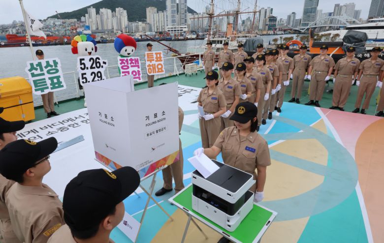 부산해사고등학교 학생들이 제21대 대선 선상투표를 앞둔 21일 부산 중구 부산항만공사 부두에 정박한 한국해양수산연구원 실습선 한반도호에서 선상투표 모의 시연 행사를 하고 있다.