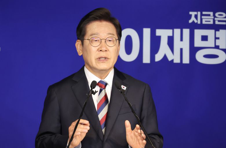 더불어민주당 이재명 대선 후보가 25일 서울 여의도 당사에서 열린 기자회견에서 취재진의 질문에 답변하고 있다. 2025.05.25